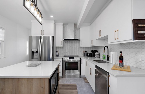 West Edmonton House | Spacious & Quiet 4BR | Fenced Yard | 5 Min to Downtown