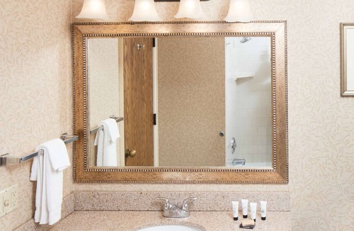 Downtown Hotel | Spacious Room with King Bed + Microwave & Fridge - Explore Arcata Bay!
