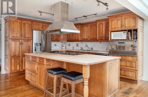 Regional District of Nanaimo House | Spectacular Amazing Blue Dolphin Walk-on Waterfront Summer 2026 Availability