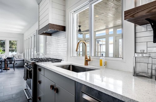 Kingsville House | Spectacular Beach House with Gorgeous Sights in Kingsville, Ontario