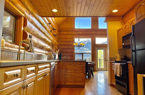 Golden Ski Chalet | Spectacular mountain views in beautiful log chalet