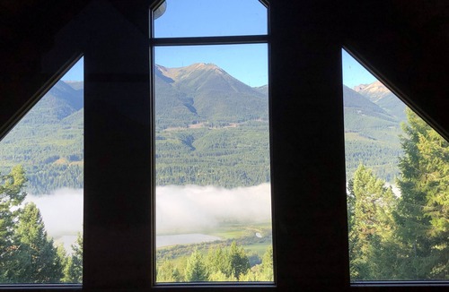 Golden Ski Chalet | Spectacular mountain views in beautiful log chalet