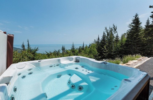 Saint-Joseph-de-la-Rive House | Splendid terrace flirting with the mountain