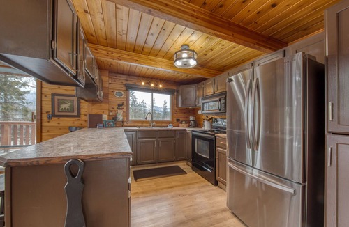 East Kootenay House | SPRING CREEK CABIN |6 BEDROOMS| SAUNA & HOT TUB