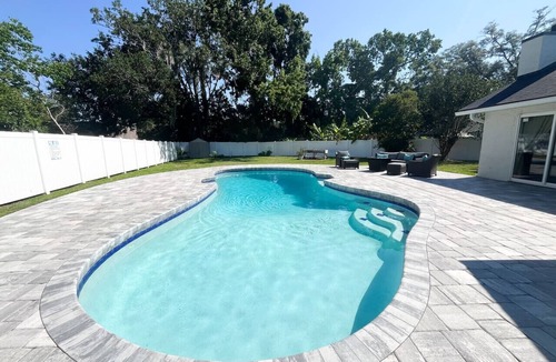 Southside House | ~Spring Ease Sleeps 8 Heated Pool & Shade~