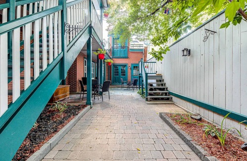 Vieux-Quebec-Cap-Blanc-colline Parlementaire Apartment | St. Ursule 2-Storey 2-Bed Oasis | Old Quebec