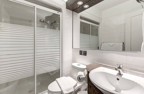 Vieux-Quebec-Cap-Blanc-colline Parlementaire Hotel | Standard Room #6