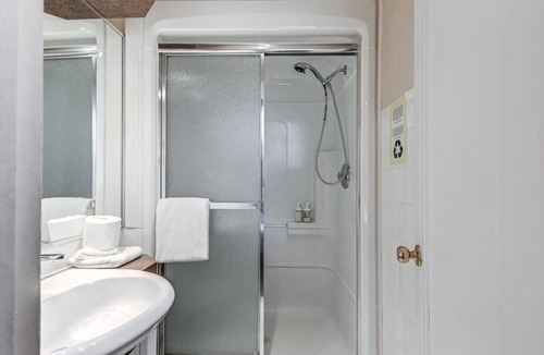 Vieux-Quebec-Cap-Blanc-colline Parlementaire Hotel | Standard Room #8