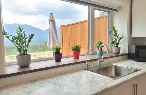 Golden House | Stay Golden - sleeps 20. Monashee