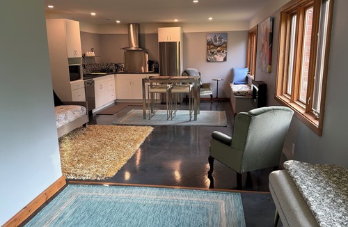 Proctor House | Stay in nature ~ Private estate with modern suite, creek and forest