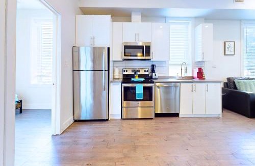 Greenwood - Coxwell Hotel | StayStreet Suites - Modern & Bright Queen Suite