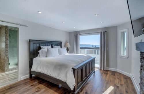 White Rock House | Steps from East beach White Rock with hot tub!