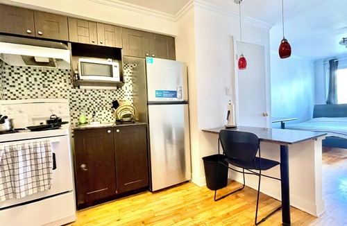 Milton Park Apartment | Steps from McGill: A Bright, Central Apartment for Your Summer Adventure