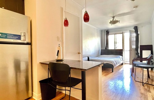 Milton Park Apartment | Steps from McGill: A Bright, Central Apartment for Your Summer Adventure