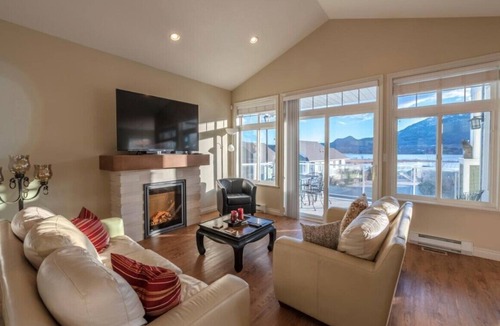 Osoyoos Cottage | Steps to the Beach & Pools plus Spectacular Lake Views from the Deck.