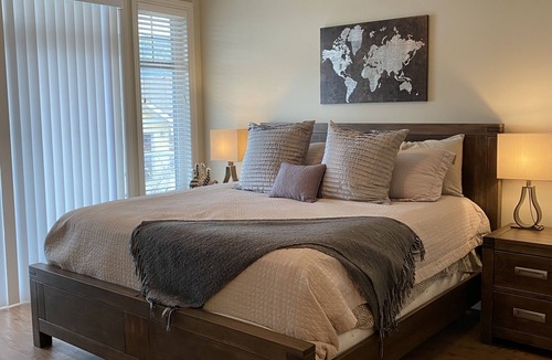 Osoyoos Cottage | Steps to the Beach & Pools plus Spectacular Lake Views from the Deck.