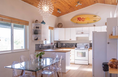 Tofino House | Stormfront Guesthouse-Downtown, Hot Tub, Arcade Games