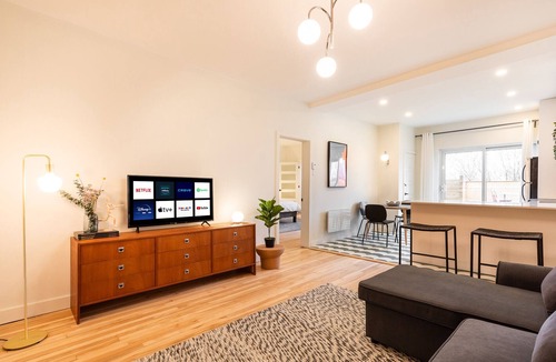 Hochelaga-Maisonneuve Apartment | Strawberry Stays! Secret to sweet dreams!