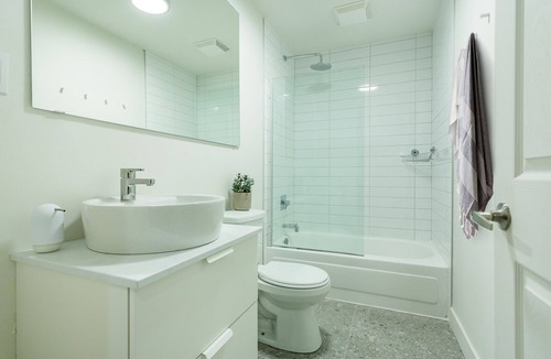Hochelaga-Maisonneuve Apartment | Strawberry Stays! Secret to sweet dreams!