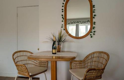 Ste Anne de Beaupre Apartment | Studio 10 - 2 min du Bord de l'eau Foyer & Barbecue