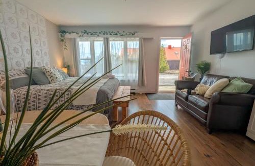 Ste Anne de Beaupre Apartment | Studio 10 - 2 min du Bord de l'eau Foyer & Barbecue