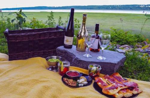 Ste Anne de Beaupre Apartment | Studio 5 - 2 min du Bord de l'eau, Foyer and Barbecue