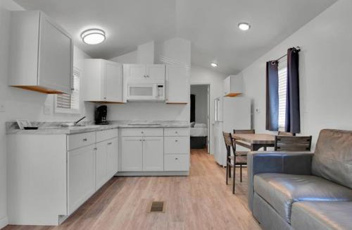 Pigeon Forge Ski Chalet | Studio Model Home with Parking
