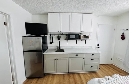 Carleton Place Apartment | Studio: Queen bed, parking, kitchenette, downtown