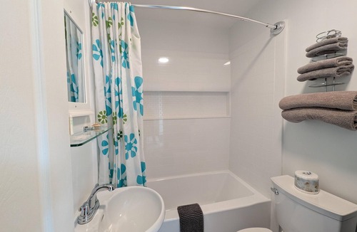 Ucluelet Hotel | Studio Suite Full Bathroom | #6