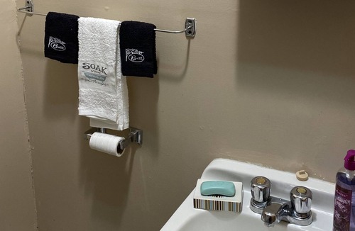 Midway Apartment | Studio Suite just steps to the KettleRiver