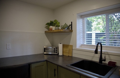 Victoria Apartment | Studio Verde - Cozy modern studio close to local amenities and downtown!