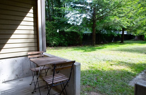 Harrison Hot Springs Apartment | Studio w Balcony | Smart TV & 2-Min Walk to Lake