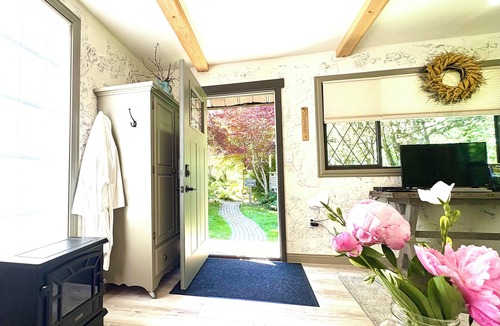 Chemainus Cabin | Stunning 1/2 Acre Park-Like Property. Professionally Designed & Decorated