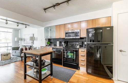 Bay Cloverhill Apartment | Stunning 1BR Condo in Great Downtown Location.