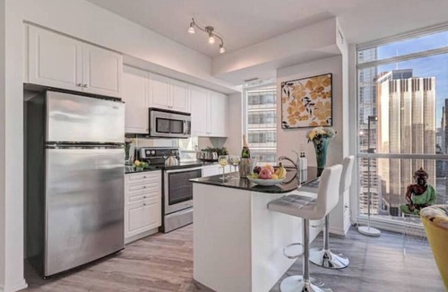 Downtown Toronto Condo | Stunning 2 BD in heart of Toronto w Parking