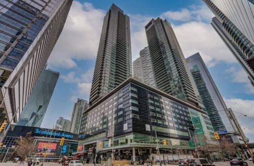 Downtown Toronto Condo | Stunning 2 BD in heart of Toronto w Parking