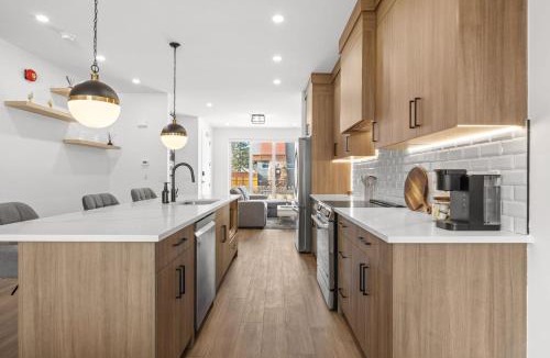 Mount Pleasant Apartment | Stunning 3BR Luxury Home Downtown Views