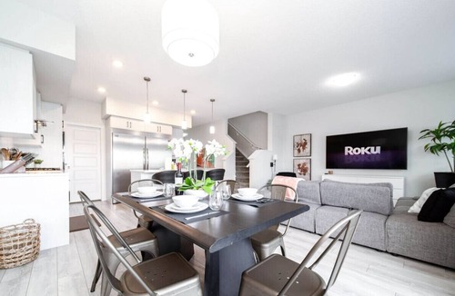 West Edmonton House | Stunning 4BD Home | Gym | Yard | AC | Games Room!