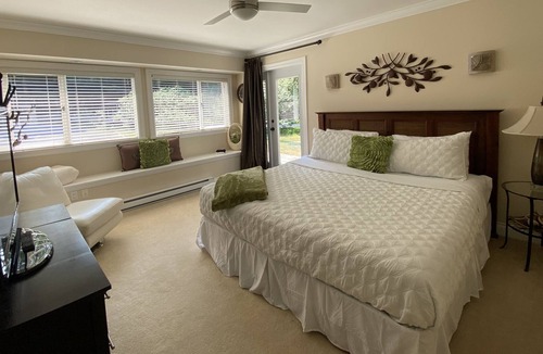 Regional District of Nanaimo House | Stunning Bluff Oceanfront