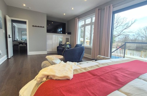 Niagara Falls Bed & Breakfast | Stunning Lakeview King Suite Free Breakfast
