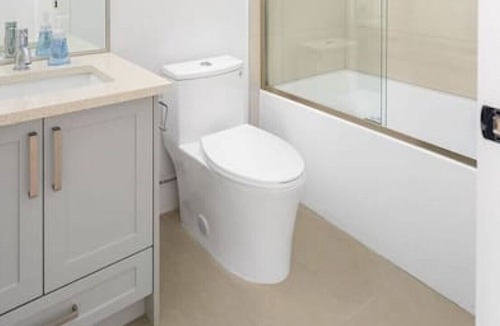 Surrey Newton House | Stunning Newly Furnished 2 Bdrm Suite in Surrey