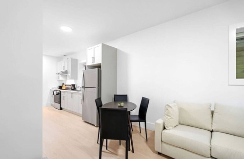 Surrey Newton House | Stunning Newly Furnished 2 Bdrm Suite in Surrey