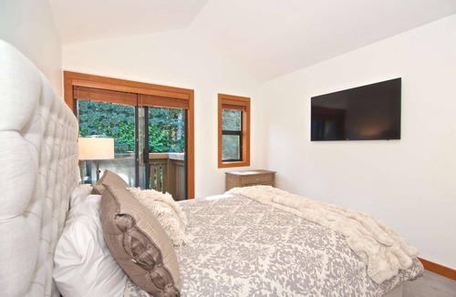 Blackcomb House | Stunning newly remodeled - spacious townhome in Upper Village. Great for Families!r Free ski shuttle