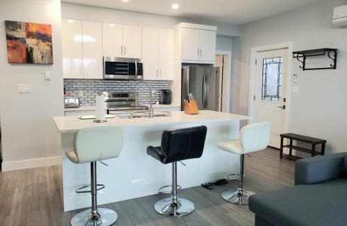 Colwood Apartment | Stunning Ocean View Modern 1 BDR Private Entry Suite