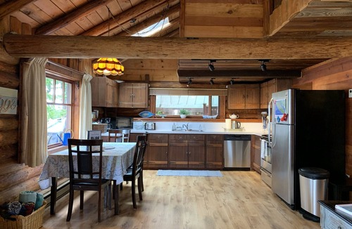 Regional District of Nanaimo Cottage | Stunning Ocean views & Hot-tub!