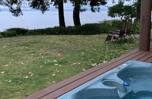 Regional District of Nanaimo Cottage | Stunning Ocean views & Hot-tub!