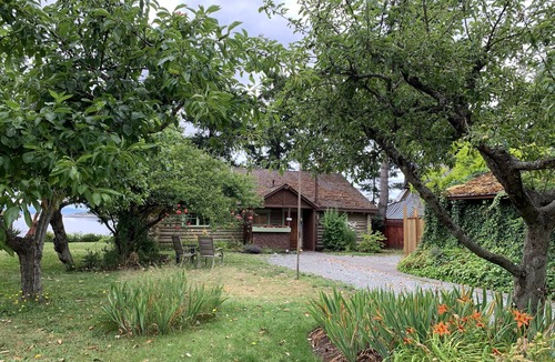 Regional District of Nanaimo Cottage | Stunning Ocean views & Hot-tub!