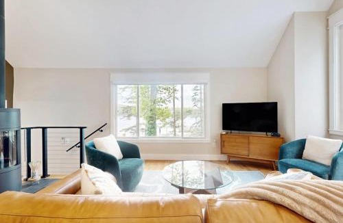 Edgecomb House | Stunning riverfront home, hot tub, BBQ, and washer & dryer
