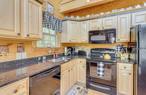 Unaka Cabin | Stunning Views, Deck & Game Room: Warne Mtn Escape