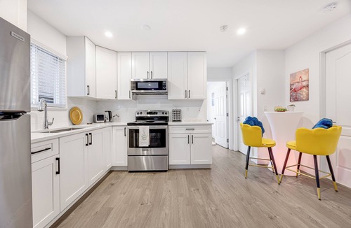 Port Coquitlam House | Stylish 2-bedroom Miami Vibe Getaway with High Speed WiFi access